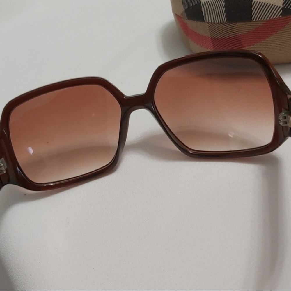 Burberry Sunglasses - Picture 9 of 10